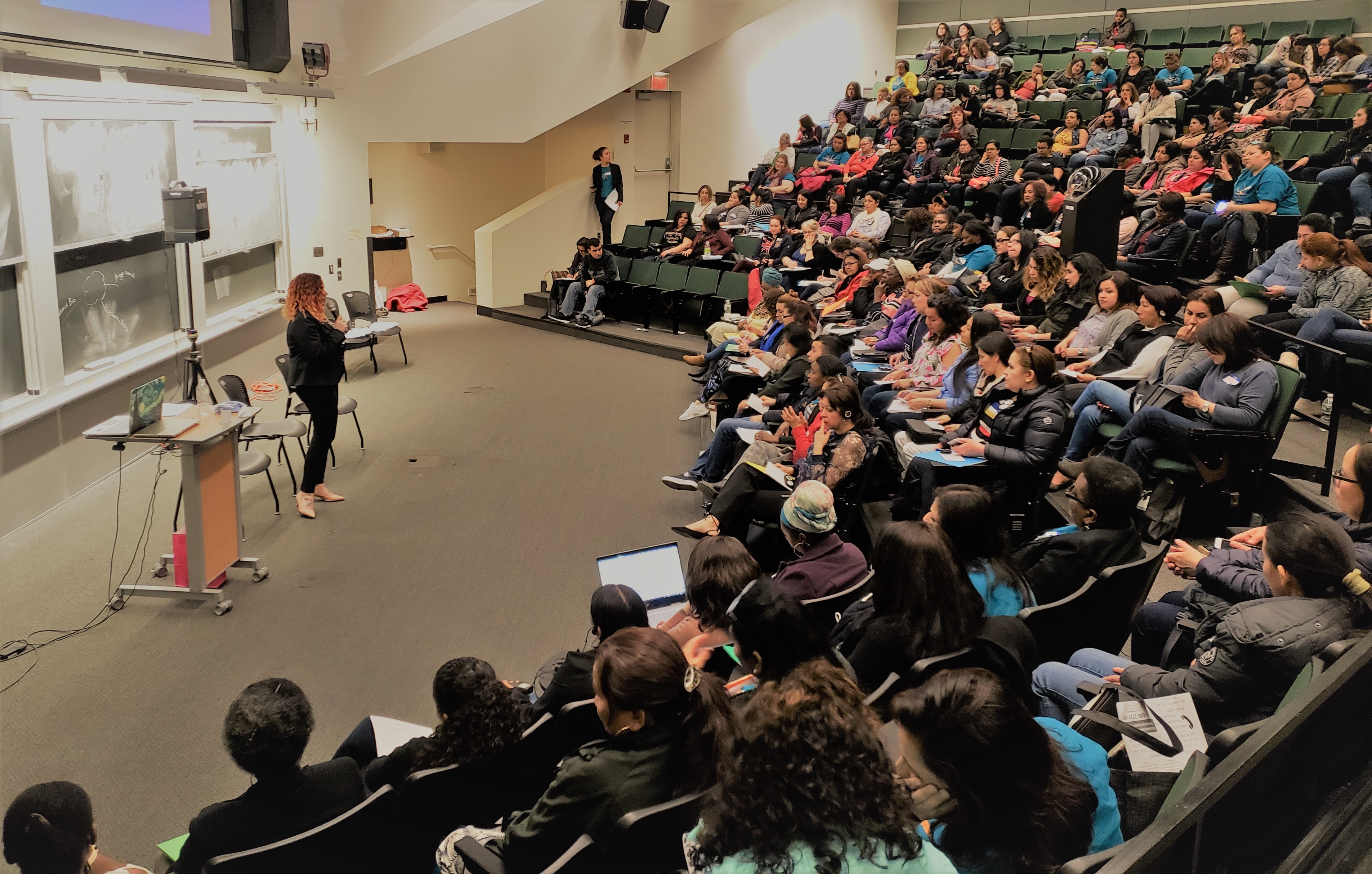 Thaty Oliveira no palco em conferência internacional